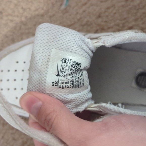 Kids Nike Ebernon low, good condition needs a wash. Size 12. - Picture 10 of 10